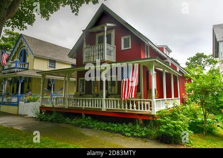 Martha's Vineyard, MA - 5. Juli 2020: Zimmermann Gothic Cottages mit viktorianischem Stil, Lebkuchenbesatz in Oak Bluffs auf Martha's Vineyard, Massachuse Stockfoto