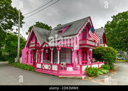 Martha's Vineyard, MA - 5. Juli 2020: Zimmermann Gothic Cottages mit viktorianischem Stil, Lebkuchenbesatz in Oak Bluffs auf Martha's Vineyard, Massachuse Stockfoto