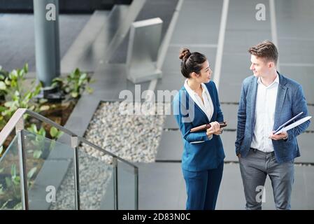 Sprechende lächelnde Geschäftsleute Stockfoto