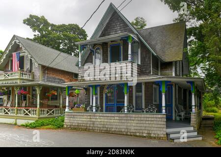 Martha's Vineyard, MA - 5. Juli 2020: Zimmermann Gothic Cottages mit viktorianischem Stil, Lebkuchenbesatz in Oak Bluffs auf Martha's Vineyard, Massachuse Stockfoto