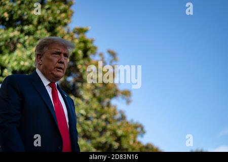 US-Präsident Donald Trump spricht vor der Abreise aus dem Weißen Haus im Ausland zu Reportern Marine One am Samstag, 19. September 2020 in Washington, D.C., reist Trump zu einem Wahlkampfereignis nach North Carolina, bevor er heute Abend nach Washington, D.C., zurückkehrt. Quelle: Alex Edelman/The Photo Access Stockfoto
