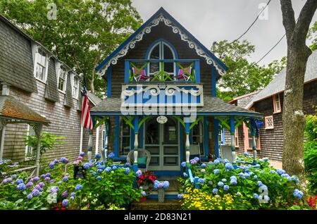 Martha's Vineyard, MA - 5. Juli 2020: Zimmermann Gothic Cottages mit viktorianischem Stil, Lebkuchenbesatz in Oak Bluffs auf Martha's Vineyard, Massachuse Stockfoto