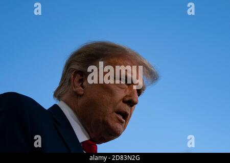 US-Präsident Donald Trump spricht vor der Abreise aus dem Weißen Haus im Ausland zu Reportern Marine One am Samstag, 19. September 2020 in Washington, D.C., reist Trump zu einem Wahlkampfereignis nach North Carolina, bevor er heute Abend nach Washington, D.C., zurückkehrt. Quelle: Alex Edelman/The Photo Access Stockfoto