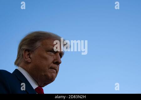 US-Präsident Donald Trump spricht vor der Abreise aus dem Weißen Haus im Ausland zu Reportern Marine One am Samstag, 19. September 2020 in Washington, D.C., reist Trump zu einem Wahlkampfereignis nach North Carolina, bevor er heute Abend nach Washington, D.C., zurückkehrt. Quelle: Alex Edelman/The Photo Access Stockfoto