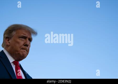 US-Präsident Donald Trump spricht vor der Abreise aus dem Weißen Haus im Ausland zu Reportern Marine One am Samstag, 19. September 2020 in Washington, D.C., reist Trump zu einem Wahlkampfereignis nach North Carolina, bevor er heute Abend nach Washington, D.C., zurückkehrt. Quelle: Alex Edelman/The Photo Access Stockfoto