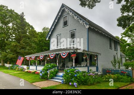 Martha's Vineyard, MA - 5. Juli 2020: Zimmermann Gothic Cottages mit viktorianischem Stil, Lebkuchenbesatz in Oak Bluffs auf Martha's Vineyard, Massachuse Stockfoto