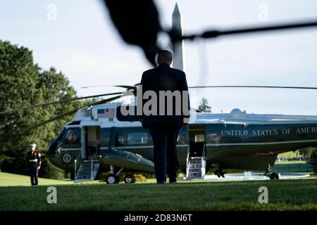 US-Präsident Donald Trump geht über den South Lawn des Weißen Hauses, nachdem er mit Reportern gesprochen hat, bevor er das Weiße Haus im Ausland verlässt Marine One am Samstag, 19. September 2020 in Washington, D.C., reist Trump nach North Carolina für eine Wahlkampfveranstaltung, bevor er heute Abend nach Washington, D.C., zurückkehrt. Quelle: Alex Edelman/The Photo Access Stockfoto