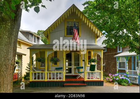 Martha's Vineyard, MA - 5. Juli 2020: Zimmermann Gothic Cottages mit viktorianischem Stil, Lebkuchenbesatz in Oak Bluffs auf Martha's Vineyard, Massachuse Stockfoto