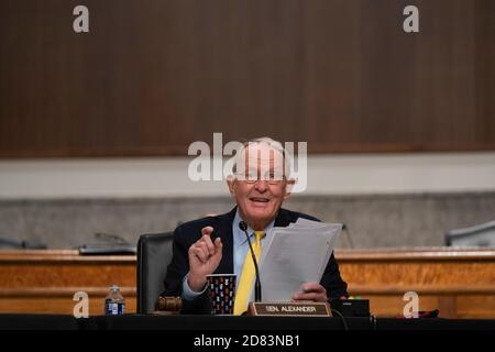 Der Vorsitzende des Ausschusses, Senator Lamar Alexander (R-TN), gibt seine Eröffnungserklärung während einer Anhörung des US-Senats für Gesundheit, Bildung, Arbeit und Pensions-Ausschuss ab, um COVID-19 zu untersuchen, wobei er sich auf ein Update der Reaktion des Bundes im US-Kapitol am 23. September 2020 in Washington, D.C., konzentriert.Quelle: Alex Edelman/The Photo Access Stockfoto