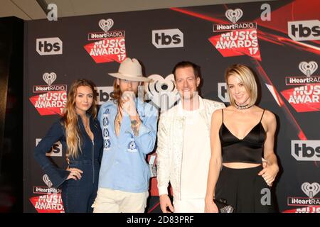 LOS ANGELES - MAR 5: Brittney Marie Cole, Brian Kelley, Tyler Hubbard, Hayley Stommel bei den iHeart Music Awards 2017 beim Forum am 5. März 2017 in Los Angeles, CA Stockfoto