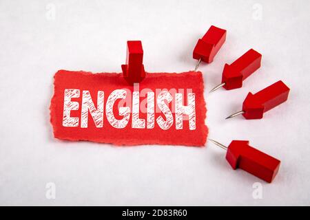 ENGLISCH. Sprach-, Lern-, Kommunikations- und Informationskonzept. Rote Pfeile auf weißem Hintergrund Stockfoto