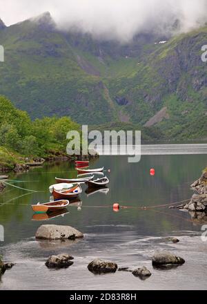 Fischerboot auf einem kleinen Fjord in Å Dorf, Lofoten Inseln, Norwegen Stockfoto