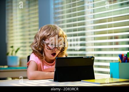 Online-Lernen zu Hause. Kindererziehung. Fernunterricht für Kinder. Homeschooling und Fernunterricht für Kinder. Online-Schule. Kleiner Junge Stockfoto