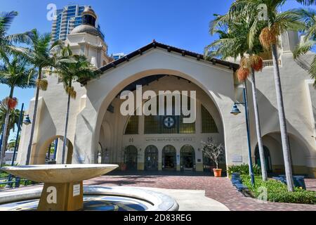 San Diego, Kalifornien - 19. Juli 2020: Union Station in San Diego, USA. Die Station im Stil der spanischen Kolonialzeit wurde am 8. März 1915 als Santa Fe eröffnet Stockfoto