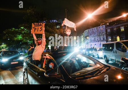 Krakau, Polen. Oktober 2020. Die Pro-Choice-Demonstranten in einem Auto halten während der Demonstration Plakate. Fünfter Tag in Folge protestierten Tausende von Menschen in Krakau und in ganz Polen, nachdem der Oberste Gerichtshof Polens über das Gesetz zur Genehmigung von Abtreibungen wegen fetaler Schäden entschieden hatte. Der Oberste Gerichtshof entschied, dass das Gesetz mit der Verfassung unvereinbar sei, was eine der schwersten Abtreibungen in Europa effektiv verschärfe. Kredit: SOPA Images Limited/Alamy Live Nachrichten Stockfoto