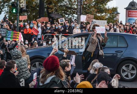 Krakau, Polen. Oktober 2020. Eine Frau wird während der Demonstration von den Pro-Choice-Demonstranten mit ihrem Auto blockiert. Fünfter Tag in Folge protestierten Tausende von Menschen in Krakau und in ganz Polen, nachdem der Oberste Gerichtshof Polens über das Gesetz zur Genehmigung von Abtreibungen wegen fetaler Schäden entschieden hatte. Der Oberste Gerichtshof entschied, dass das Gesetz mit der Verfassung unvereinbar sei, was eine der schwersten Abtreibungen in Europa effektiv verschärfe. Kredit: SOPA Images Limited/Alamy Live Nachrichten Stockfoto