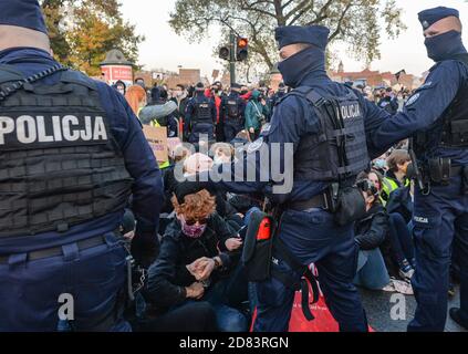 Krakau, Polen. Oktober 2020. Die Pro-Choice-Demonstranten mit Gesichtsmasken blockieren während der Demonstration die Straße. Fünfter Tag in Folge protestierten Tausende von Menschen in Krakau und in ganz Polen, nachdem der Oberste Gerichtshof Polens über das Gesetz zur Genehmigung von Abtreibungen wegen fetaler Schäden entschieden hatte. Der Oberste Gerichtshof entschied, dass das Gesetz mit der Verfassung unvereinbar sei, was eine der schwersten Abtreibungen in Europa effektiv verschärfe. Kredit: SOPA Images Limited/Alamy Live Nachrichten Stockfoto