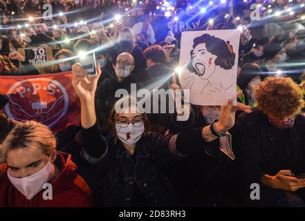 Krakau, Polen. Oktober 2020. Die Pro-Choice-Demonstranten mit Gesichtsmasken blockieren während der Demonstration die Straße. Fünfter Tag in Folge protestierten Tausende von Menschen in Krakau und in ganz Polen, nachdem der Oberste Gerichtshof Polens über das Gesetz zur Genehmigung von Abtreibungen wegen fetaler Schäden entschieden hatte. Der Oberste Gerichtshof entschied, dass das Gesetz mit der Verfassung unvereinbar sei, was eine der schwersten Abtreibungen in Europa effektiv verschärfe. Kredit: SOPA Images Limited/Alamy Live Nachrichten Stockfoto