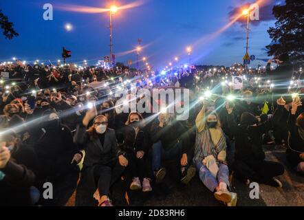 Krakau, Polen. Oktober 2020. Die Pro-Choice-Demonstranten mit Gesichtsmasken blockieren während der Demonstration die Straße. Fünfter Tag in Folge protestierten Tausende von Menschen in Krakau und in ganz Polen, nachdem der Oberste Gerichtshof Polens über das Gesetz zur Genehmigung von Abtreibungen wegen fetaler Schäden entschieden hatte. Der Oberste Gerichtshof entschied, dass das Gesetz mit der Verfassung unvereinbar sei, was eine der schwersten Abtreibungen in Europa effektiv verschärfe. Kredit: SOPA Images Limited/Alamy Live Nachrichten Stockfoto