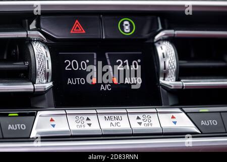 Nahaufnahme einer separaten Klimaregelung in einem teuren Auto. Klimaanlage und Luftstromregelung in einem modernen Auto Stockfoto