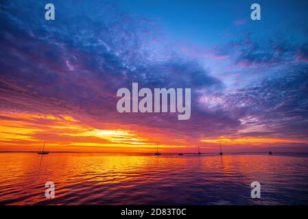 Schönen tropischen Sonnenaufgang am Strand. Stockfoto