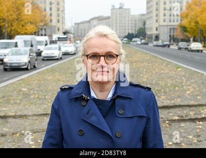 26. Oktober 2020, Berlin: Regine Günther (Bündnis 90/die Grüne), Berliner Verkehrssenatorin, steht auf der neu gestalteten Karl-Marx-Allee. Der Abschnitt mit breiten Radwegen, besseren Überfahrmöglichkeiten für Fußgänger und einem bald zu grünenden Zentralreservat wurde heute nach 28 Monaten Bauzeit übergeben. Der Umbau der Hauptstraße zwischen Strausberger Platz und Otto-Braun-Straße wurde zugunsten des Fußgänger- und Fahrradverkehrs durchgeführt. Statt Parkplätze gibt es beispielsweise eine Grünfläche in der Mitte der Karl-Marx-Allee. Foto: Jens Kalaene/dpa-Zentral Stockfoto