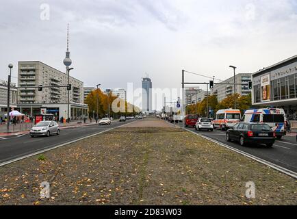 Berlin, Deutschland. Oktober 2020. Die neu gestaltete Karl-Marx-Allee mit breiten Radwegen, besseren Überquerung für Fußgänger und einem bald zu grünenden Zentralreservat ist fertig gestellt und wurde heute nach 28-monatiger Bauzeit übergeben. Der Umbau der Hauptstraße zwischen Strausberger Platz und Otto-Braun-Straße wurde zugunsten des Fußgänger- und Fahrradverkehrs durchgeführt. Statt Parkplätze gibt es beispielsweise eine Grünfläche in der Mitte der Karl-Marx-Allee. Quelle: Jens Kalaene/dpa-Zentralbild/ZB/dpa/Alamy Live News Stockfoto