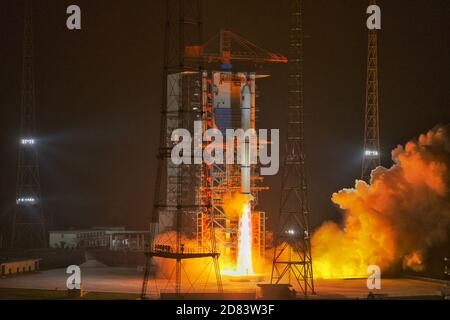 Peking, China. Oktober 2020. Eine lange März-2C Trägerrakete explodiert am 26. Oktober 2020 vom Xichang Satellite Launch Center in der südwestlichen chinesischen Provinz Sichuan. China schickte am Montag erfolgreich eine Gruppe neuer Fernerkundungssatelliten vom Xichang Satellite Launch Center in der südwestlichen chinesischen Provinz Sichuan in die Umlaufbahn. Die Satelliten der Yaogan-30-Familie wurden um 11:19 Uhr (Pekinger Zeit) mit einer langen Rakete des Typs March-2C gestartet. Kredit: Guo Wenbin/Xinhua/Alamy Live Nachrichten Stockfoto