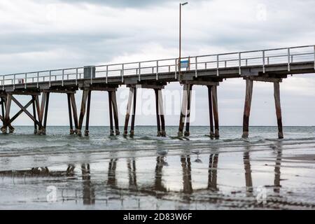 Der largs Bay Steg mit seiner Spiegelung im Vordergrund In adelaide South australia am 26. oktober 2020 Stockfoto