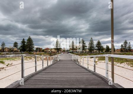 Steht auf dem largs Bay Steg mit Blick auf das Township In adelaide South australia am 26. oktober 2020 Stockfoto