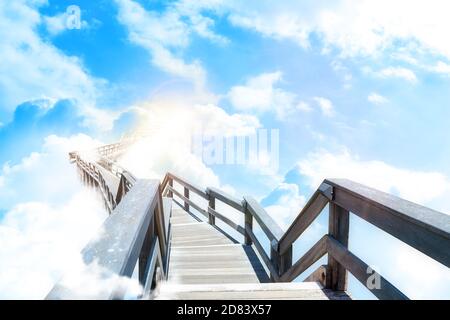 Brücke hoch über den Wolken. Entspannende Landschaft Hintergrund. Stockfoto