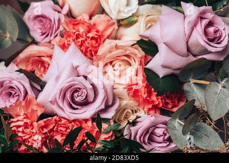 Große Mischung Bouquet von verschiedenen Blumen in der Nähe Stockfoto