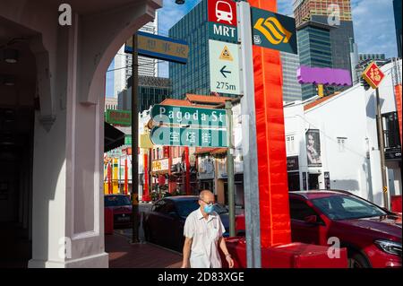 16.10.2020, Singapur, Republik Singapur, Asien - EINE Straßenszene entlang der South Bridge Road in Chinatown zeigt einen Mann, der eine schützende Gesichtsmaske trägt. Stockfoto