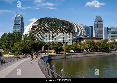 25.10.2020, Singapur, Republik Singapur, Asien - BLICK von der Jubilee Bridge auf die Skyline der Stadt mit Esplanade Theatres auf der Bay Konzerthalle. Stockfoto