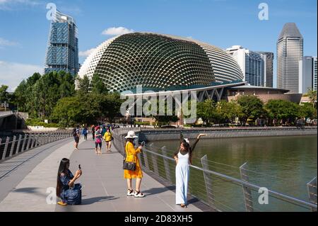 25.10.2020, Singapur, Republik Singapur, Asien - BLICK von der Jubilee Bridge auf die Skyline der Stadt mit Esplanade Theatres auf der Bay Konzerthalle. Stockfoto