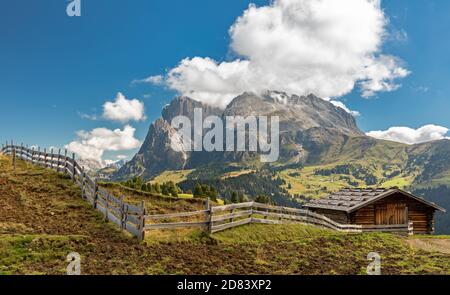 Hütte auf der Seiser Alm, Seiser Alm, vor Langkofel und Plattkofel, Südtirol Stockfoto