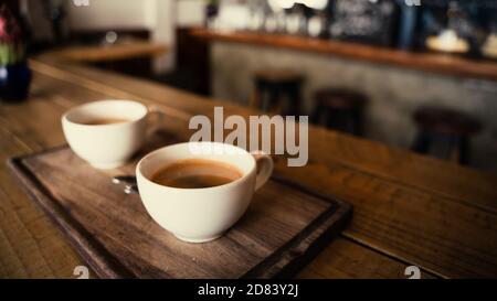 Nahaufnahme von zwei frisch zubereiteten Kaffees in großer Keramik Becher Stockfoto