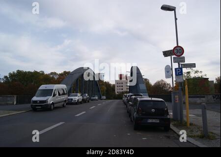 Blick auf die über die Havel führende Charlottenbrücke in Berlin-Spandau. Stockfoto