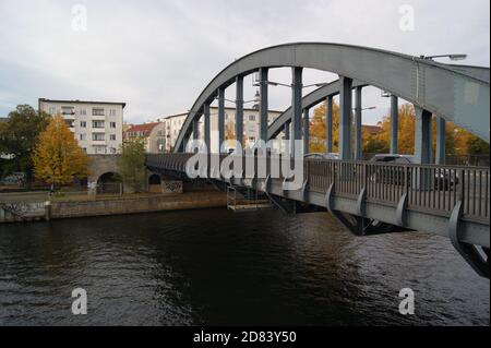 Blick auf die über die Havel führende Charlottenbrücke in Berlin-Spandau. Stockfoto