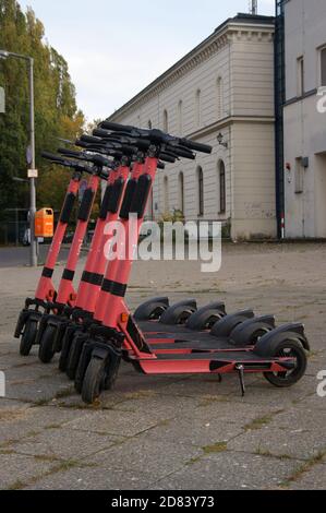 Mehrgenerationenplatz im Spektepark: Fitnessanlage mit Geräten, die den Bewegungsapparat altersgerecht und ergonomisch korrekt trainieren sollen. Stockfoto