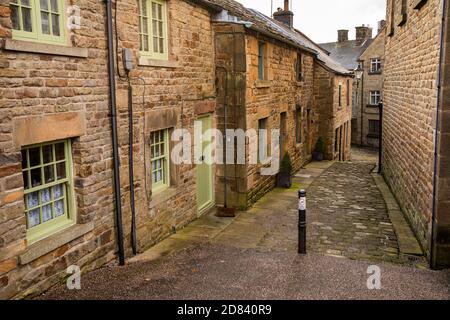 Großbritannien, England, Staffordshire, Moorlands, Longnor, Chapel Lane, Steinhäuser in keiner Durchgangsstraße Stockfoto