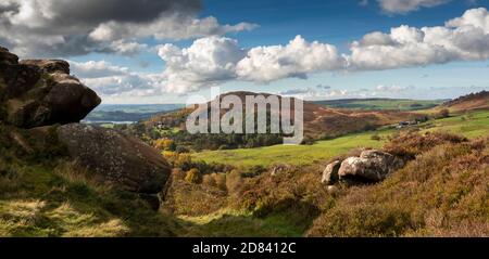 Großbritannien, England, Staffordshire, Moorlands, Ramshaw Rocks, Panoramablick Richtung Norden bis zur Hen Cloud und den Kakerlaken Stockfoto