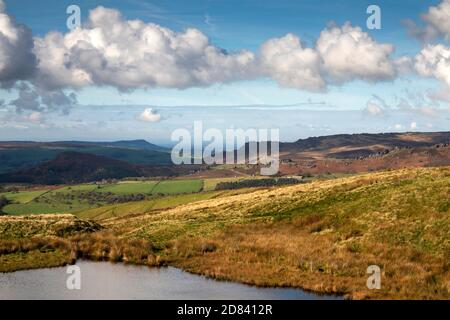 Großbritannien, England, Staffordshire, Moorlands, Mooridge, Blick über den MOD-Schießstand zu Ramshaw Rocks & The Roaches und Bosley Cloud Stockfoto