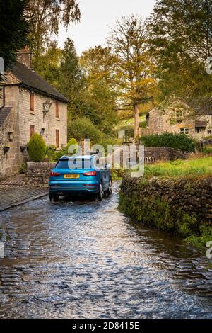 Großbritannien, England, Staffordshire, Moorlands, Butterton, Pothooks Lane, Auto in Hoo Brook, das durch gepflasterte ford fließt Stockfoto