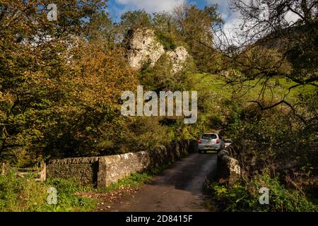 Großbritannien, England, Staffordshire, Moorlands, Wettonmill, Autos überqueren Brücke über den Fluss Krümmer auf alten Steinbrücke Stockfoto