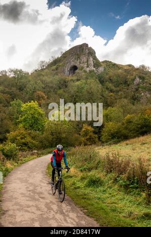 Großbritannien, England, Staffordshire, Moorlands, Wettonmill, Radfahrer auf dem mannigfaltigen Valley Trail, unterhalb von Thor's Cave Stockfoto