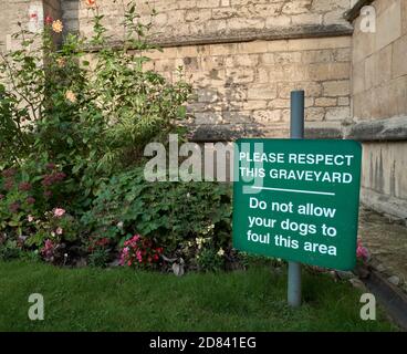 Hinweis auf dem Friedhof von St. George's Kirche (über Hunde Fouling die Gegend) in der Stadt Stamford, Lincolnshire, England. Stockfoto