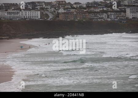 Surfer reiten während eines Sturms in Newquay, Cornwall, auf den Wellen Stockfoto