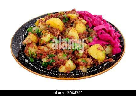 Corned Beef Hash Mahlzeit mit eingelegtem Rotkohl isoliert auf Ein weißer Hintergrund Stockfoto