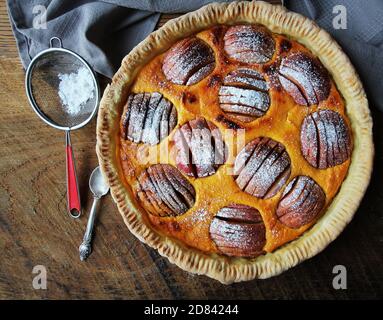 Traditionelle Apfelkuchen, Obst Dessert, Torte mit frischen Äpfeln auf Holz rustikalen Tisch. Draufsicht . Stockfoto